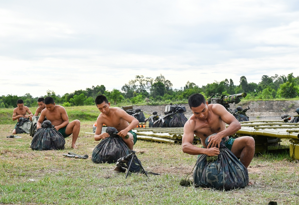 Division 330’s troops sharpen river crossing skills In Photos: Vietnamese Division 330’s troops sharpen river crossing skills