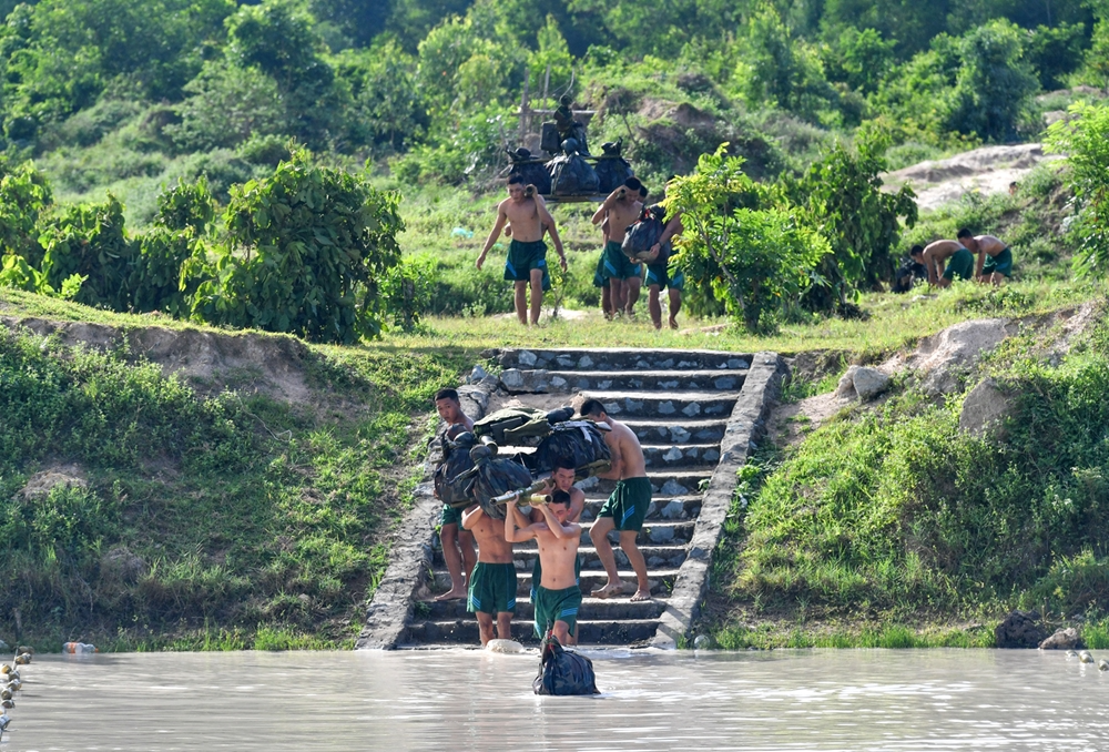 Division 330’s troops sharpen river crossing skills In Photos: Vietnamese Division 330’s troops sharpen river crossing skills