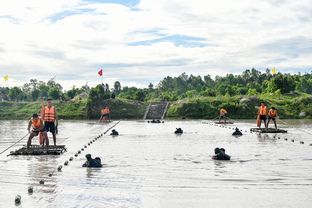 Division 330’s troops sharpen river crossing skills In Photos: Vietnamese Division 330’s troops sharpen river crossing skills