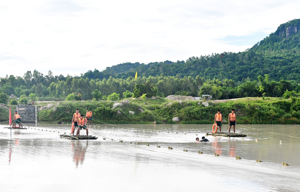 Division 330’s troops sharpen river crossing skills In Photos: Vietnamese Division 330’s troops sharpen river crossing skills