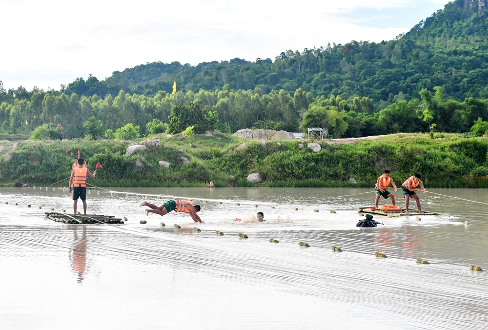 Division 330’s troops sharpen river crossing skills In Photos: Vietnamese Division 330’s troops sharpen river crossing skills