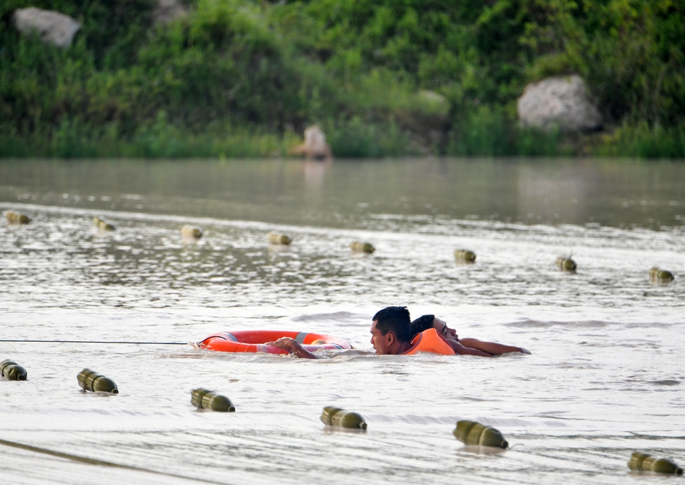 Division 330’s troops sharpen river crossing skills In Photos: Vietnamese Division 330’s troops sharpen river crossing skills