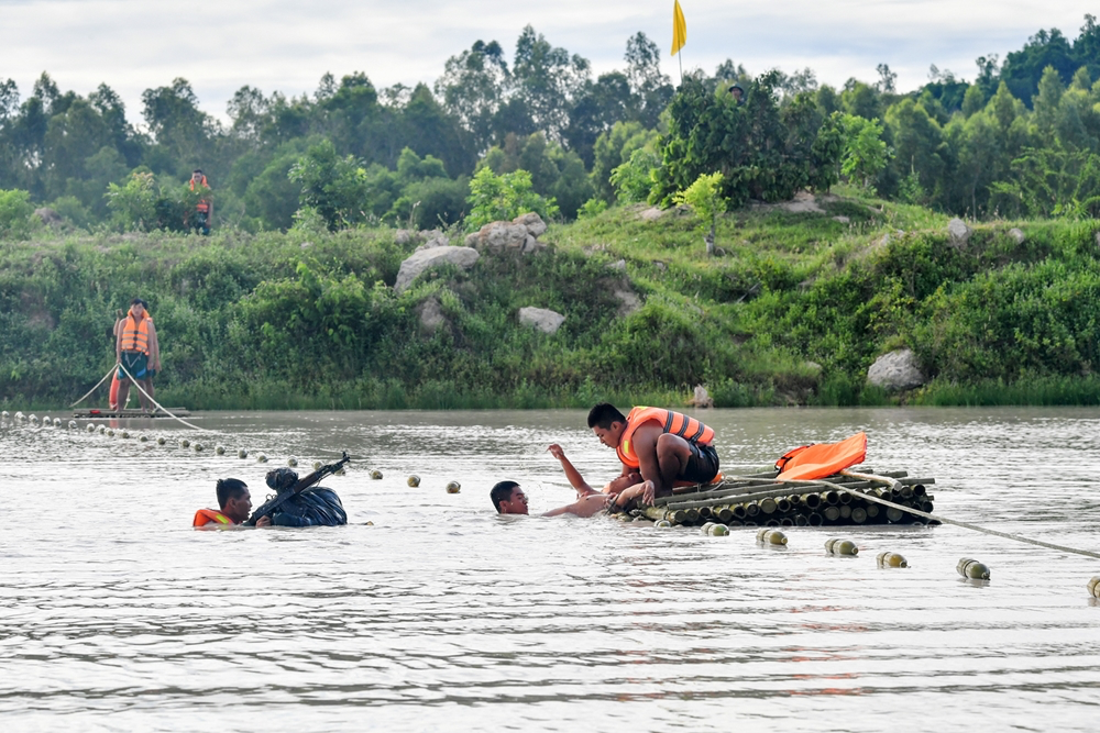 Division 330’s troops sharpen river crossing skills In Photos: Vietnamese Division 330’s troops sharpen river crossing skills