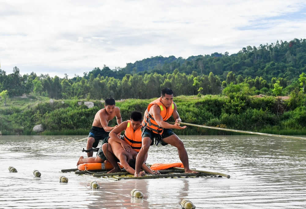 Division 330’s troops sharpen river crossing skills In Photos: Vietnamese Division 330’s troops sharpen river crossing skills