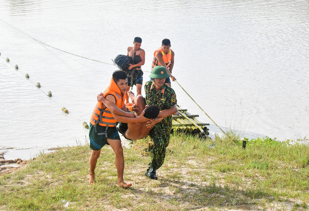 Division 330’s troops sharpen river crossing skills In Photos: Vietnamese Division 330’s troops sharpen river crossing skills