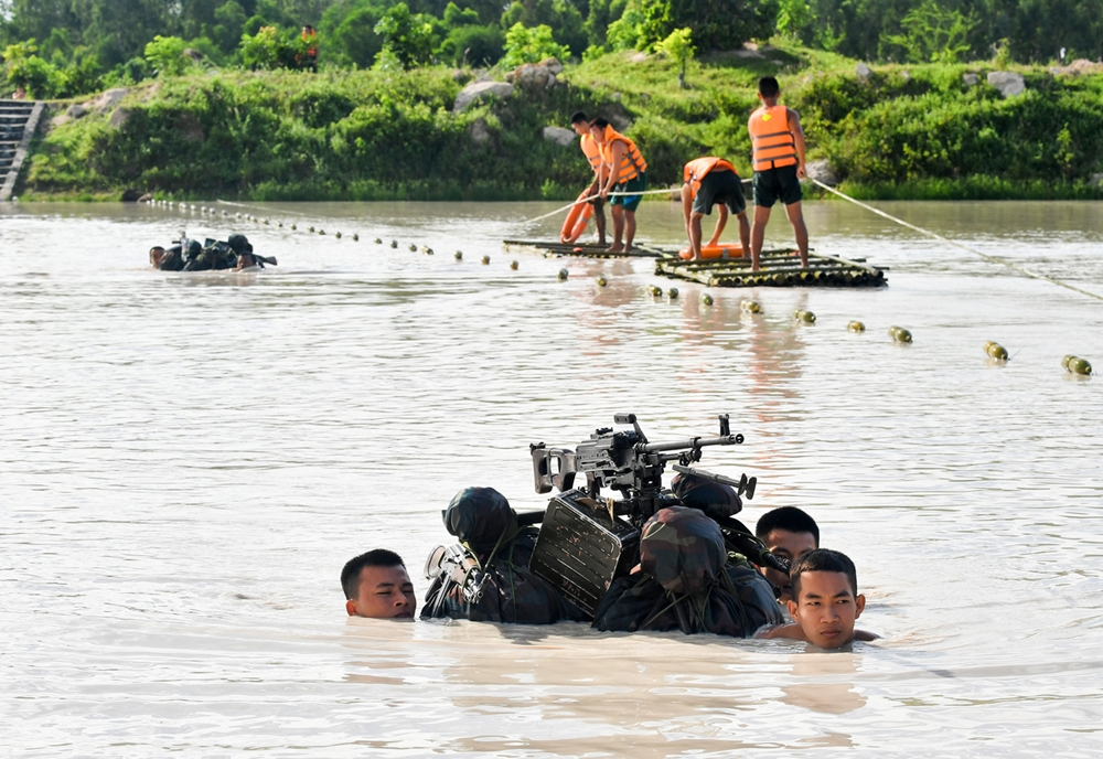 Division 330’s troops sharpen river crossing skills In Photos: Vietnamese Division 330’s troops sharpen river crossing skills
