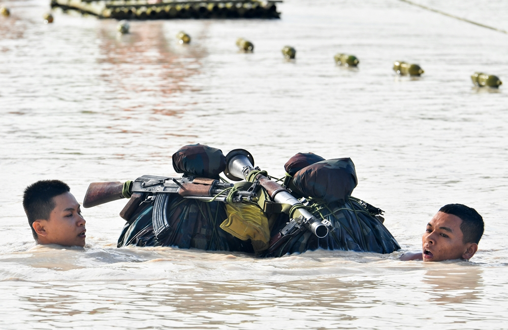 Division 330’s troops sharpen river crossing skills In Photos: Vietnamese Division 330’s troops sharpen river crossing skills