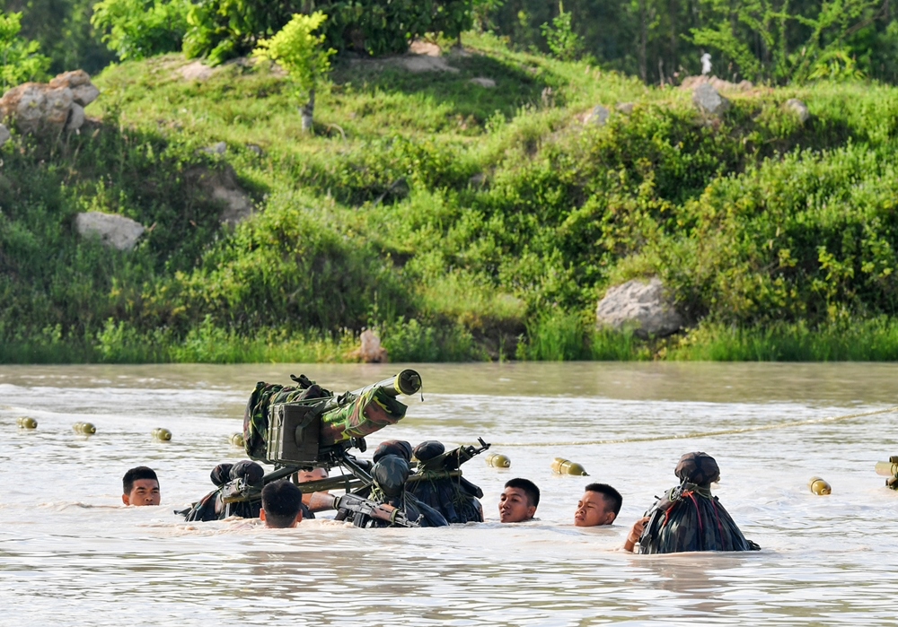 Division 330’s troops sharpen river crossing skills In Photos: Vietnamese Division 330’s troops sharpen river crossing skills