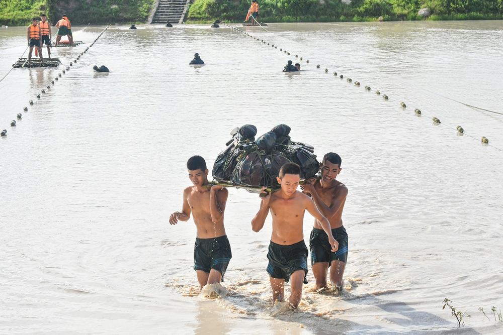 Division 330’s troops sharpen river crossing skills In Photos: Vietnamese Division 330’s troops sharpen river crossing skills