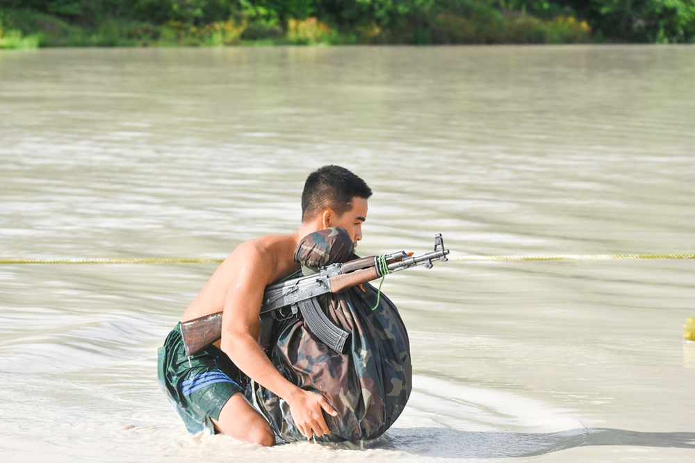 Division 330’s troops sharpen river crossing skills In Photos: Vietnamese Division 330’s troops sharpen river crossing skills