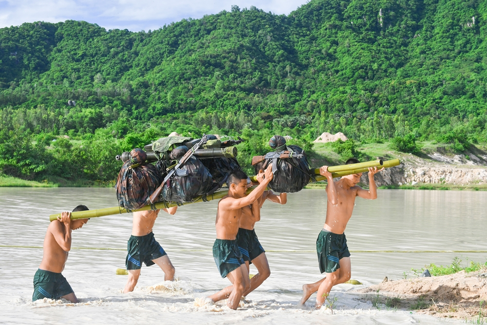 Division 330’s troops sharpen river crossing skills In Photos: Vietnamese Division 330’s troops sharpen river crossing skills