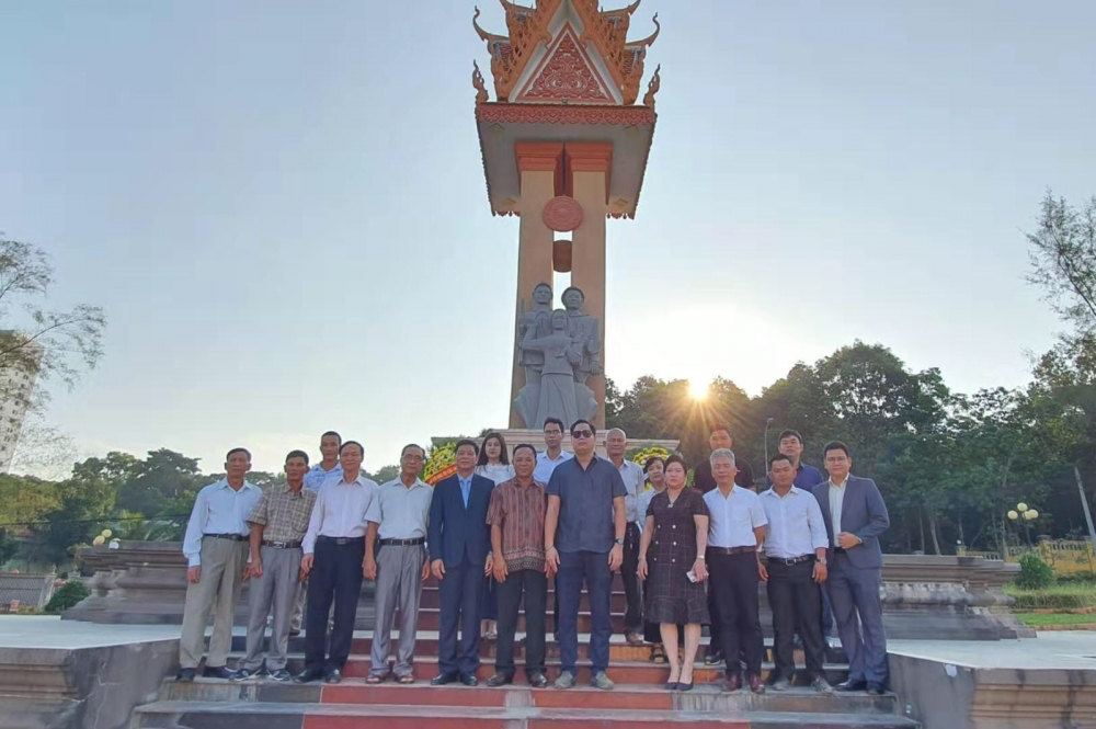 Vietnam - Cambodia Friendship Monument: Sacred symbol of 2 nations Vietnam - Cambodia Friendship Monument: Sacred symbol of 2 nations