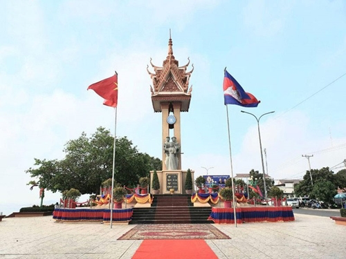 Vietnam - Cambodia Friendship Monument: Sacred symbol of 2 nations Vietnam - Cambodia Friendship Monument: Sacred symbol of 2 nations