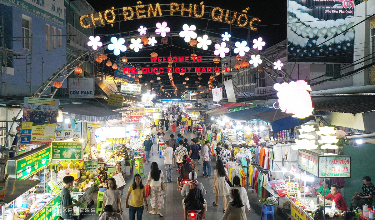 The night market has long helped visitors understand more about the local culture and tourism services on the island. Photo: VnExpress The night market has long helped visitors understand more about the local culture and tourism services on the island. Photo: VnExpress