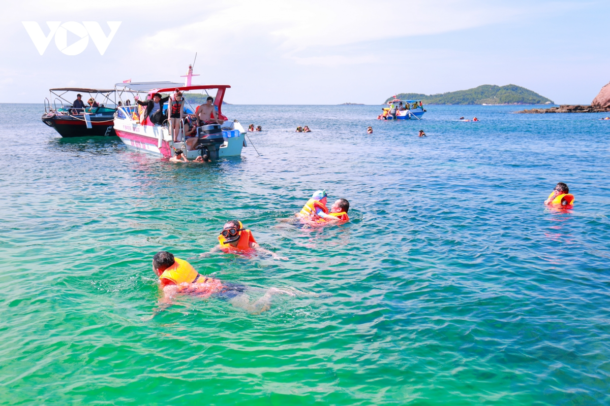 Tourists diving to see coral in Phu Quoc. Photo: VOV Tourists diving to see coral in Phu Quoc. Photo: VOV