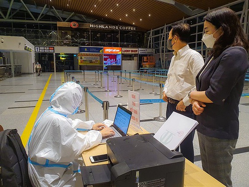 Passengers register for rapid COVID-19 tests at Da Nang International Airport. Photo: sggp.org.vn Passengers register for rapid COVID-19 tests at Da Nang International Airport. Photo: sggp.org.vn