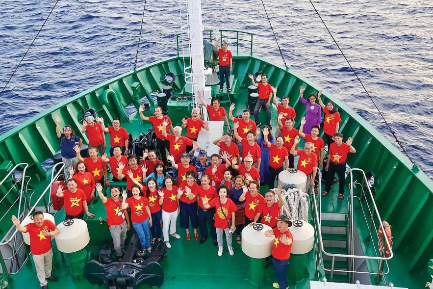 Special Trip of Overseas Vietnamese to Truong Sa (Spratly) Overseas Vietnamese Explore Truong Sa (Spratly)