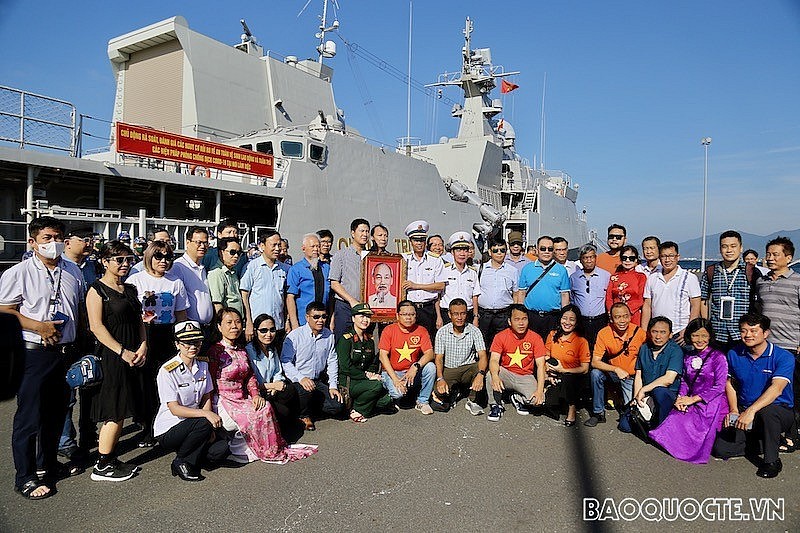 Special Trip of Overseas Vietnamese to Truong Sa (Spratly) Overseas Vietnamese Explore Truong Sa (Spratly)