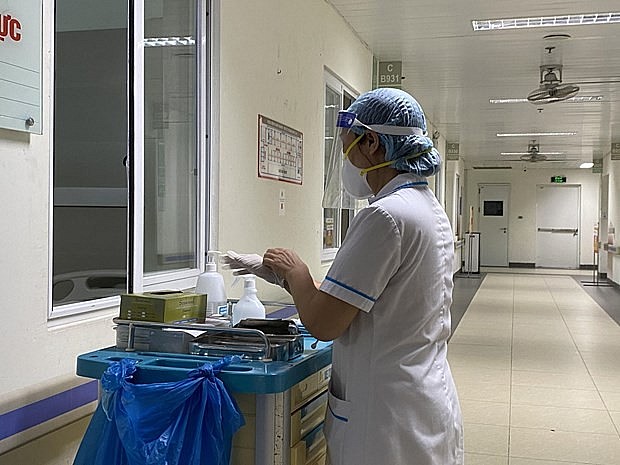 A health worker prepares to tend to COVID-19 patients at a hospital. Photo: VNA A health worker prepares to tend to COVID-19 patients at a hospital. Photo: VNA