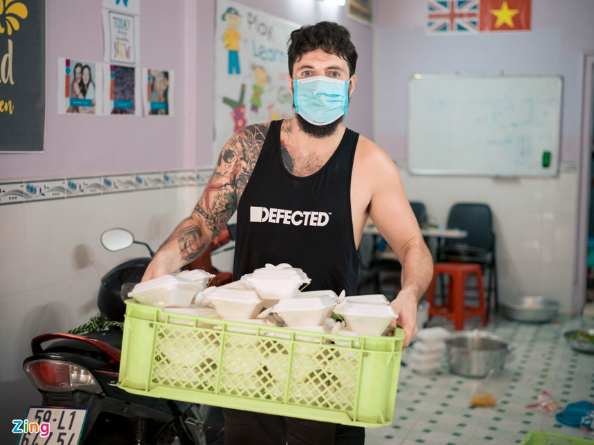 Foreigner in Vietnam: Special shipper amid Covid-19 Foreigner in Vietnam distributes food to homeless in Covid hotspot