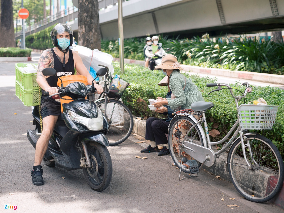 Foreigner in Vietnam: Special shipper amid Covid-19 Foreigner in Vietnam distributes food to homeless in Covid hotspot