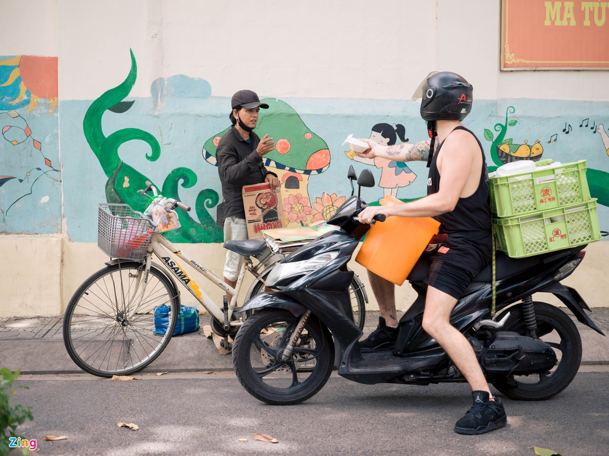 Foreigner in Vietnam: Special shipper amid Covid-19 Foreigner in Vietnam distributes food to homeless in Covid hotspot