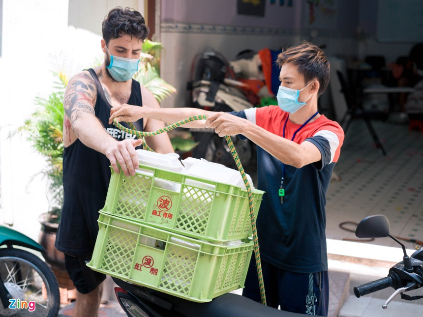 Foreigner in Vietnam: Special shipper amid Covid-19 Foreigner in Vietnam distributes food to homeless in Covid hotspot