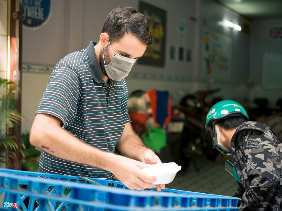 Foreigner in Vietnam: Special shipper amid Covid-19 Foreigner in Vietnam distributes food to homeless in Covid hotspot