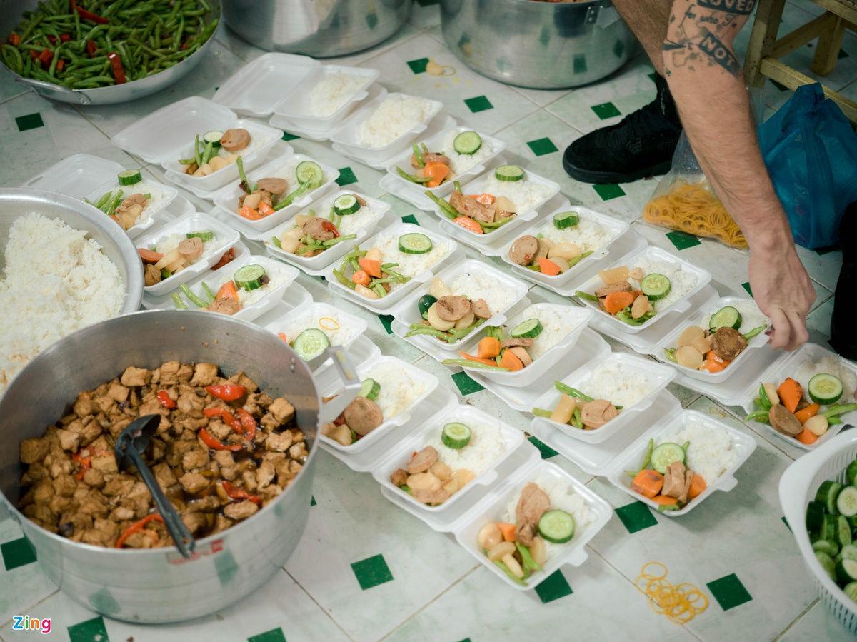 Foreigner in Vietnam: Special shipper amid Covid-19 Foreigner in Vietnam distributes food to homeless in Covid hotspot