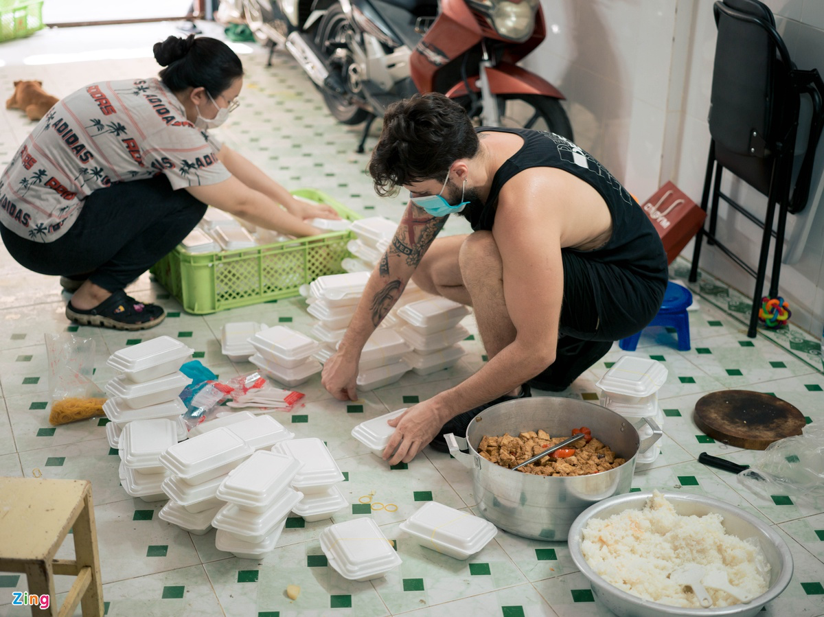 Foreigner in Vietnam: Special shipper amid Covid-19 Foreigner in Vietnam distributes food to homeless in Covid hotspot
