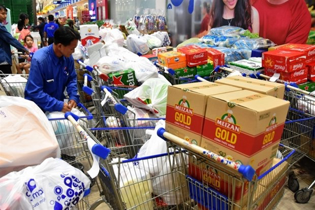 An employee from a supermarket in HCM City delivers goods to customers. (Photo congthuong.vn) An employee from a supermarket in HCM City delivers goods to customers. (Photo congthuong.vn)