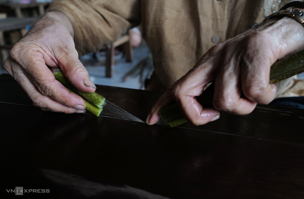 Vietnam's First Artisan to Weave Lotus Silk Vietnamese Artisan Weaves New Lotus Silk