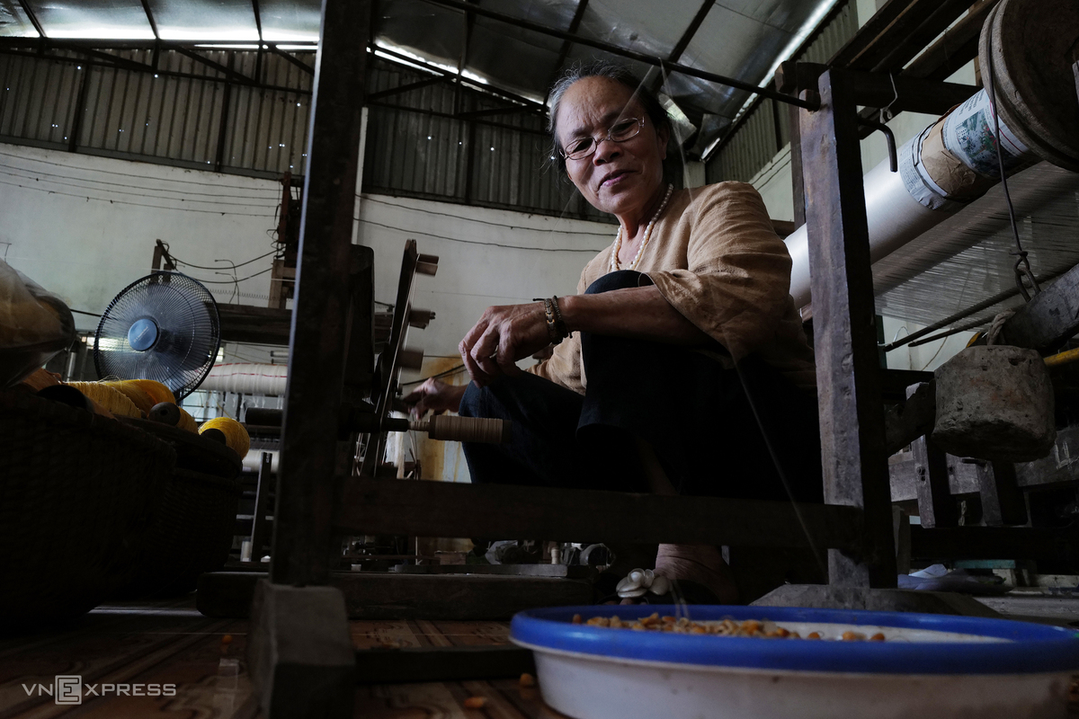 Vietnam's First Artisan to Weave Lotus Silk Vietnamese Artisan Weaves New Lotus Silk