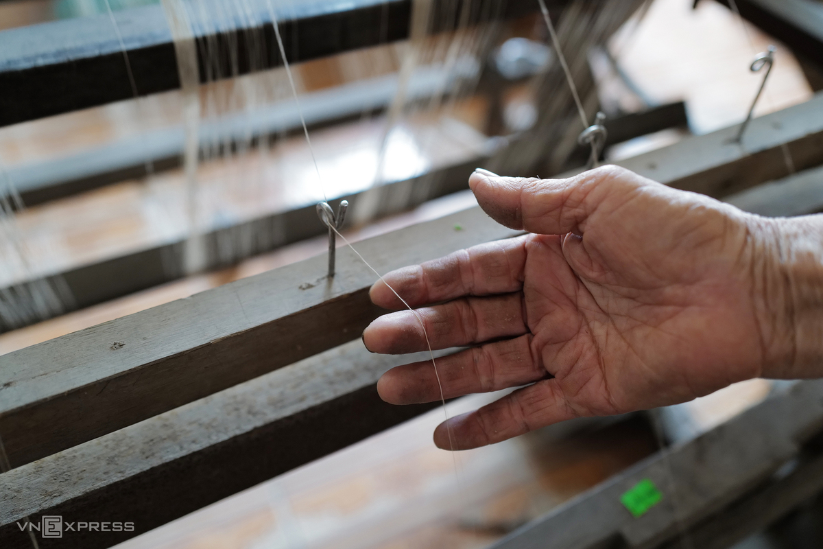 Vietnam's First Artisan to Weave Lotus Silk Vietnamese Artisan Weaves New Lotus Silk