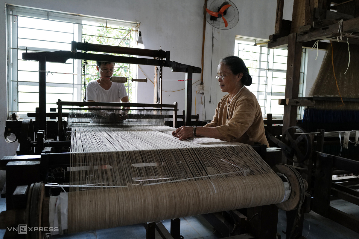 Vietnam's First Artisan to Weave Lotus Silk Vietnamese Artisan Weaves New Lotus Silk