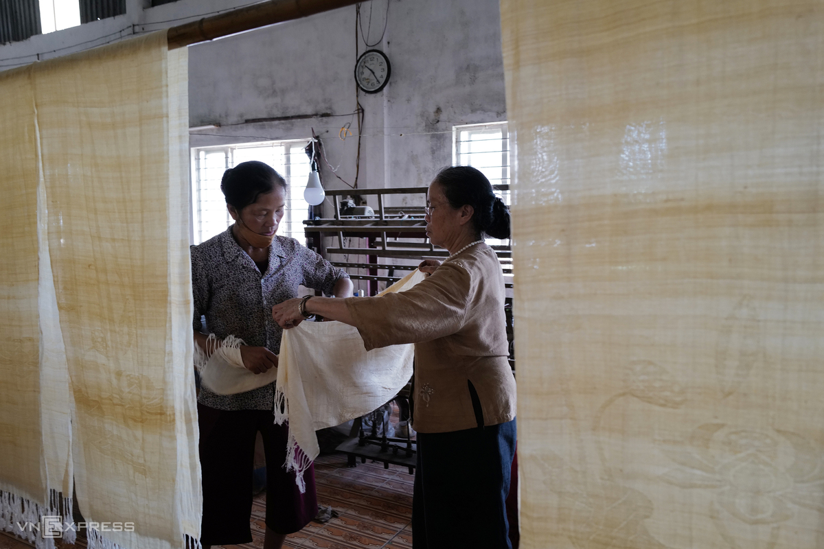 Vietnam's First Artisan to Weave Lotus Silk Vietnamese Artisan Weaves New Lotus Silk