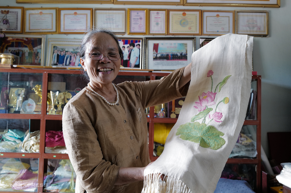 Vietnam's First Artisan to Weave Lotus Silk Vietnamese Artisan Weaves New Lotus Silk