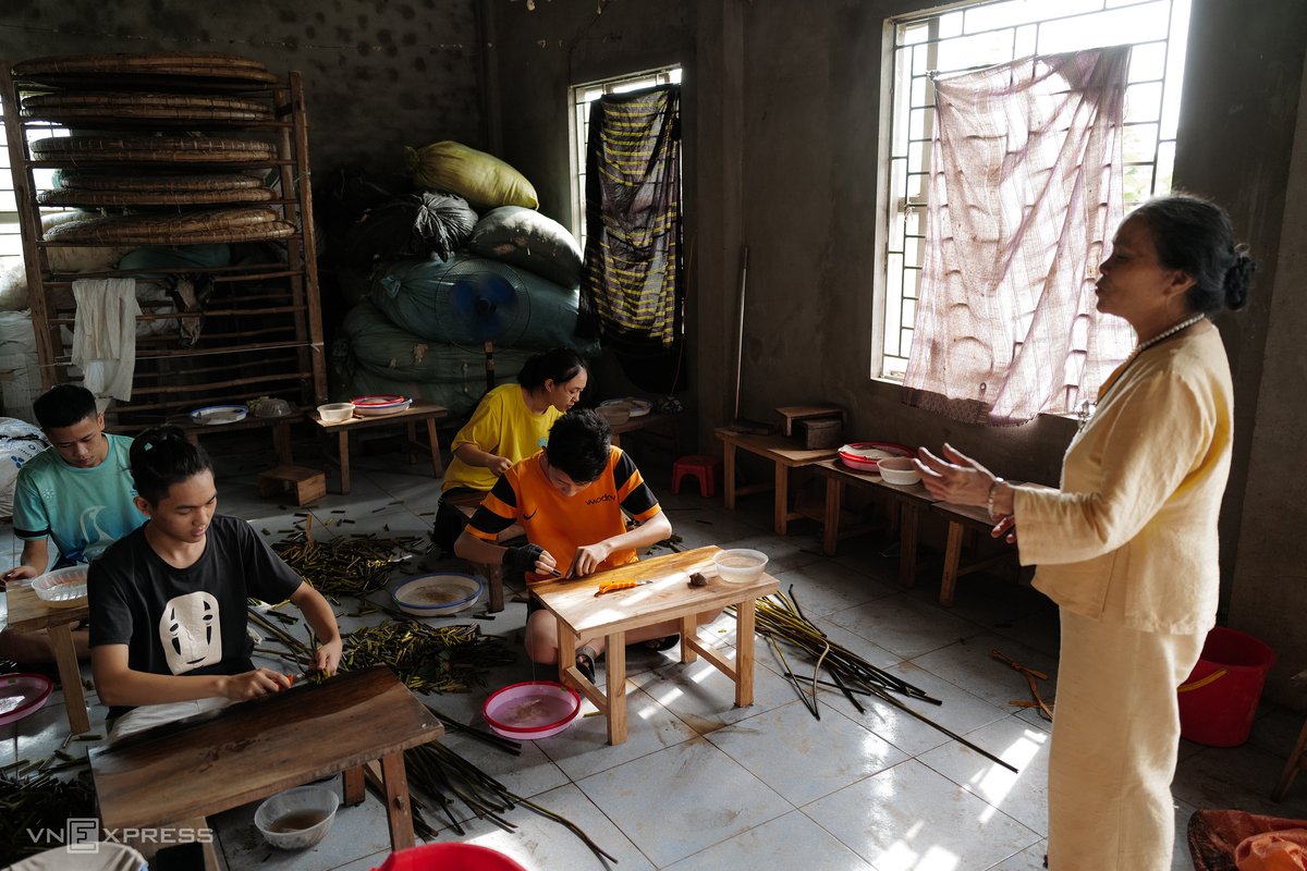 Vietnam's First Artisan to Weave Lotus Silk Vietnamese Artisan Weaves New Lotus Silk