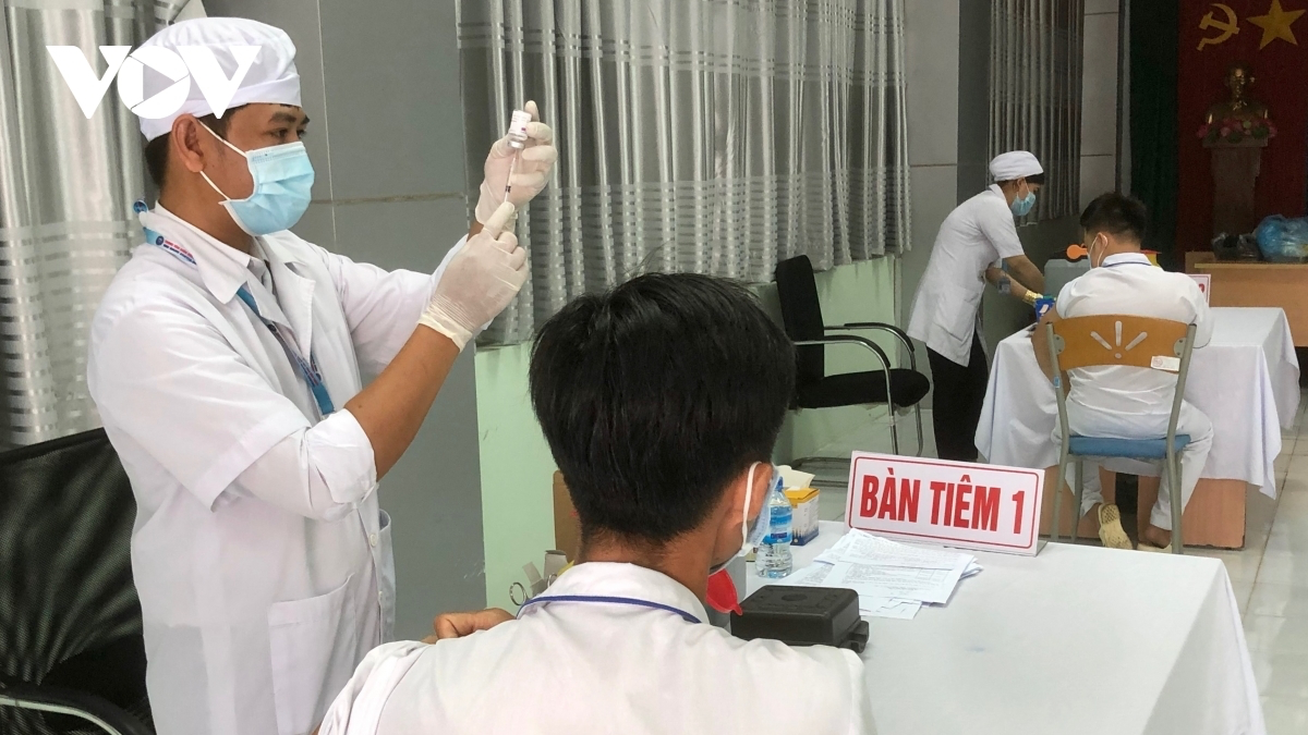 With approximately 100 million people, the vaccination rate is rather low in Vietnam as only 4 million doses have been administered since March 8. Photo: VOV With approximately 100 million people, the vaccination rate is rather low in Vietnam as only 4 million doses have been administered since March 8. Photo: VOV