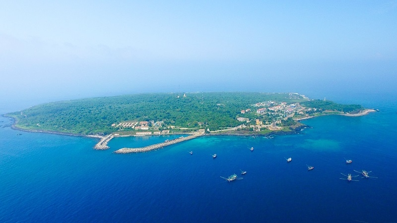 Con Co – a peaceful little island in the middle of the East Sea. Photo: quangtri.gov Con Co – a peaceful little island in the middle of the East Sea. Photo: quangtri.gov