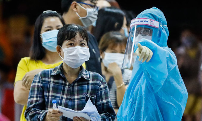 A medical staff instructs a person to test for Covid-19 in Binh Tan District, Ho Chi Minh City on June 23, 2021. Photo: VnExpress A medical staff instructs a person to test for Covid-19 in Binh Tan District, Ho Chi Minh City on June 23, 2021. Photo: VnExpress