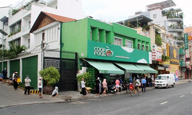 Shoppers lined up outside a supermarket in Binh Thanh district, HCM City, on July 14. Photo: VNA Shoppers lined up outside a supermarket in Binh Thanh district, HCM City, on July 14. Photo: VNA