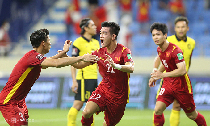 Vietnam players (in red) celebrate in the 2-1 World Cup qualifiers victory over Malaysia on June 11, 2021. Photo: VnExpress Vietnam players (in red) celebrate in the 2-1 World Cup qualifiers victory over Malaysia on June 11, 2021. Photo: VnExpress