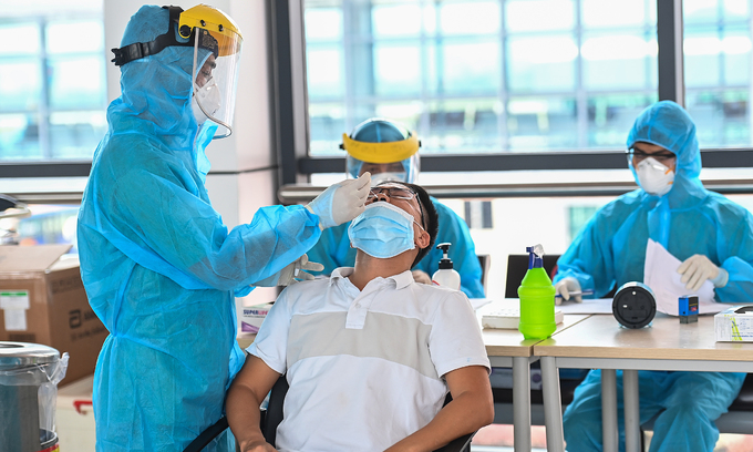 People flying to HCMC are tested for Covid-19 at Hanoi's Noi Bai Airport, July 14, 2021. Photo: VnExpress People flying to HCMC are tested for Covid-19 at Hanoi's Noi Bai Airport, July 14, 2021. Photo: VnExpress