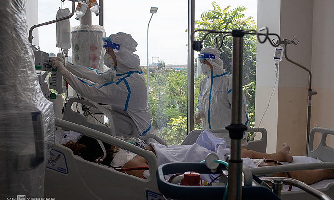 Medical staff take care of a critically ill Covid patient at HCMC Covid-19 Resuscitation Hospital in Thu Duc City, July 2021. Photo: VnExpress Medical staff take care of a critically ill Covid patient at HCMC Covid-19 Resuscitation Hospital in Thu Duc City, July 2021. Photo: VnExpress