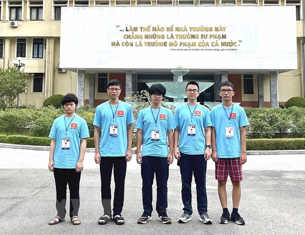 All five Vietnamese students competing at the International Physics Olympiad 2021 (IPhO 2021) pocket medals, including three golds and two silvers. Photo: VNA All five Vietnamese students competing at the International Physics Olympiad 2021 (IPhO 2021) pocket medals, including three golds and two silvers. Photo: VNA
