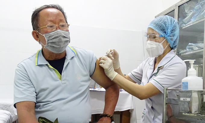 A man receives a Covid-19 vaccine shot at a hospital in Thu Duc City, July 22, 2021. Photo: VnExpress A man receives a Covid-19 vaccine shot at a hospital in Thu Duc City, July 22, 2021. Photo: VnExpress