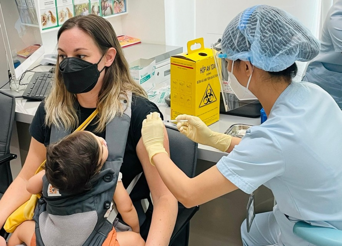 A French national receives a shot of Moderna vaccine at France-Vietnam Hospital. Photo: Tien Phong A French national receives a shot of Moderna vaccine at France-Vietnam Hospital. Photo: Tien Phong