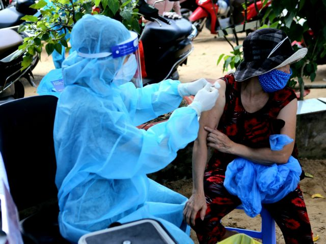 Local residents receive vaccinations in Thu Duc city’s locked-down area in HCM city on Monday. Photo: VOV Local residents receive vaccinations in Thu Duc city’s locked-down area in HCM city on Monday. Photo: VOV