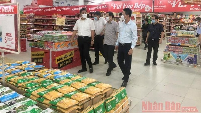 Hanoi City’s leaders inspect the supply of goods at a supermarket in the city. Photo: NDO Hanoi City’s leaders inspect the supply of goods at a supermarket in the city. Photo: NDO